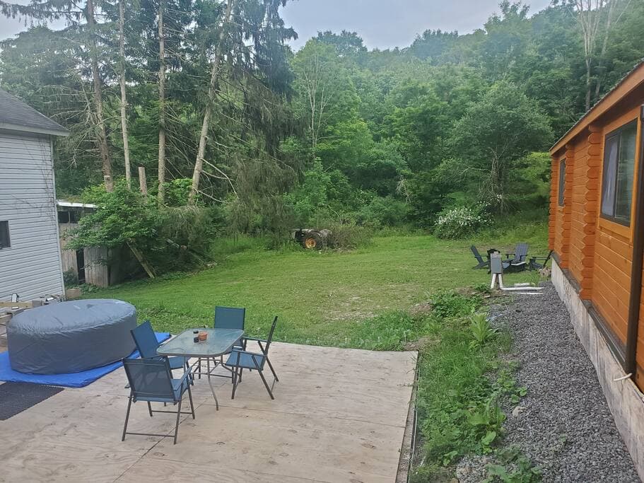 Cozy Cabin Cabin & Surroundings 23